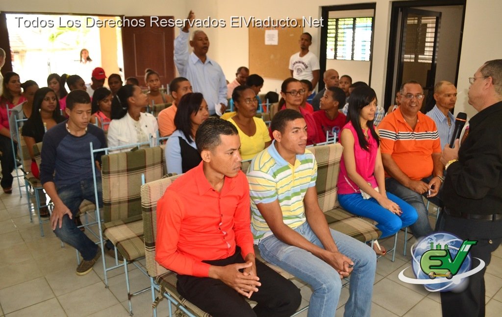 Presentes en conversatorio con el licenciado Anibal Carela, fiscal de Espaillat